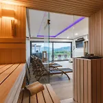 Hirundo- With Saunas And Hot Tub Willa Sela pri Dobovi