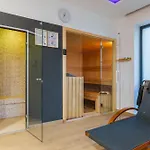 Hirundo- With Saunas And Hot Tub Willa Sela pri Dobovi