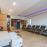 Hirundo- With Saunas And Hot Tub Sela pri Dobovi