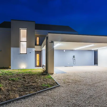 Hirundo- With Saunas And Hot Tub Villa
