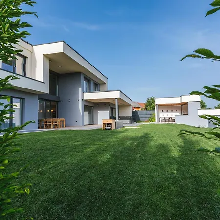 Hirundo- With Saunas And Hot Tub *