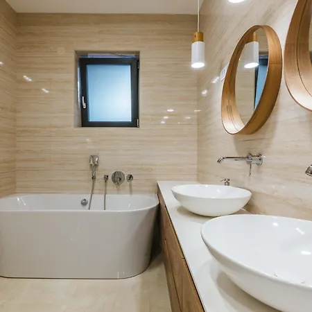 Hirundo- With Saunas And Hot Tub Villa *