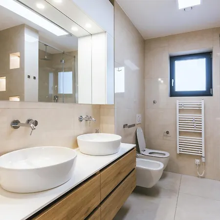 Hirundo- With Saunas And Hot Tub