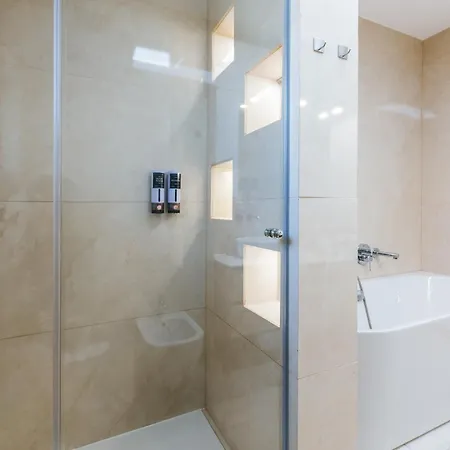 Hirundo- With Saunas And Hot Tub Villa